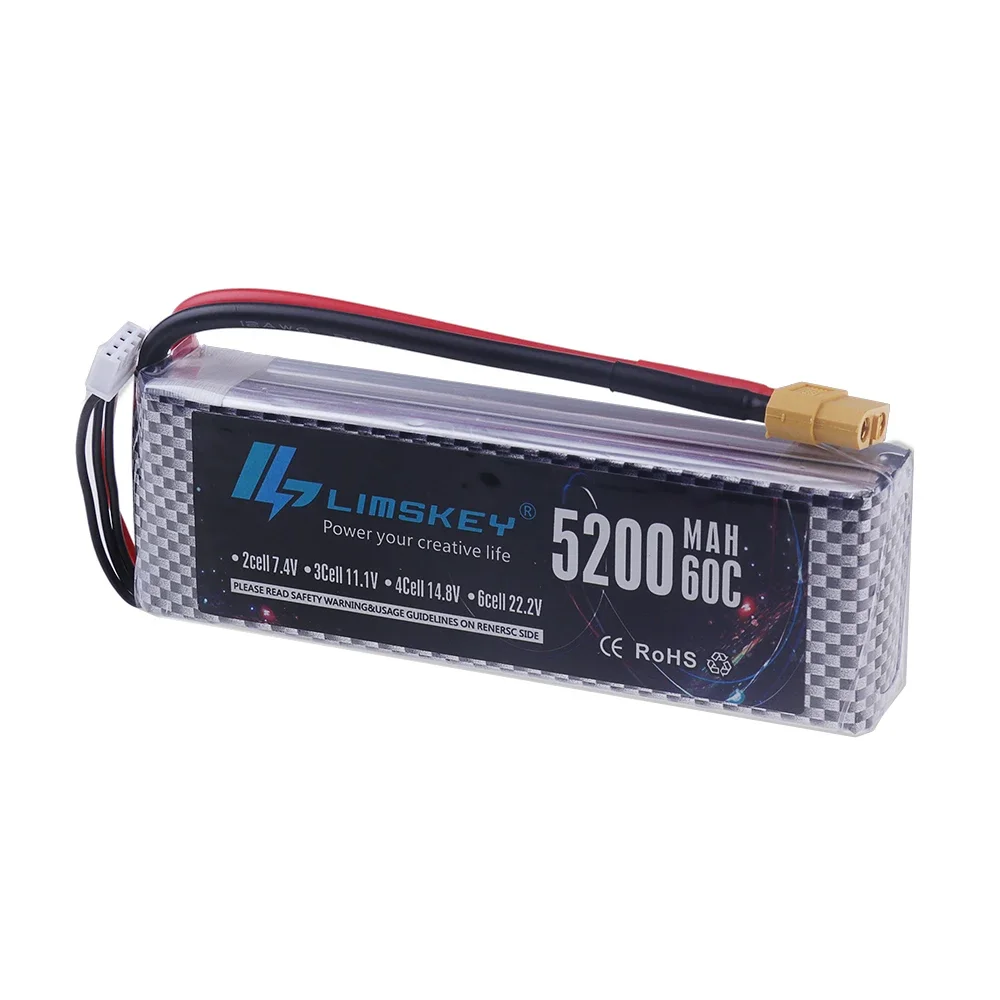 Batterie LiPo 3S 11.1V 5200mAh 50C tenue à la main, montrant son épaisseur et sa taille.