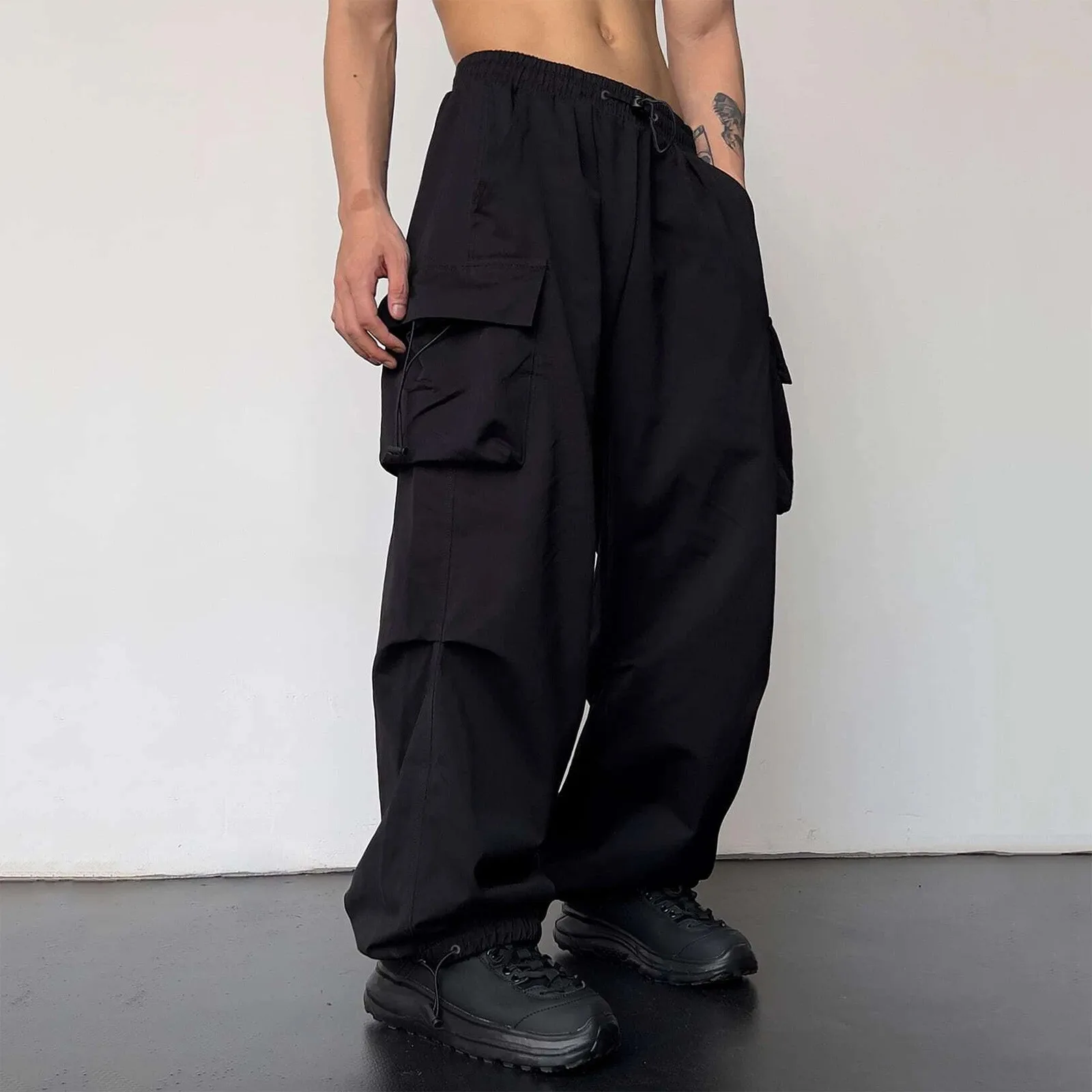 

Брюки-карго мужские черные, повседневные свободные штаны с несколькими карманами, с широкими штанинами, спортивные длинные брюки, повседневные штаны с завязками и карманами