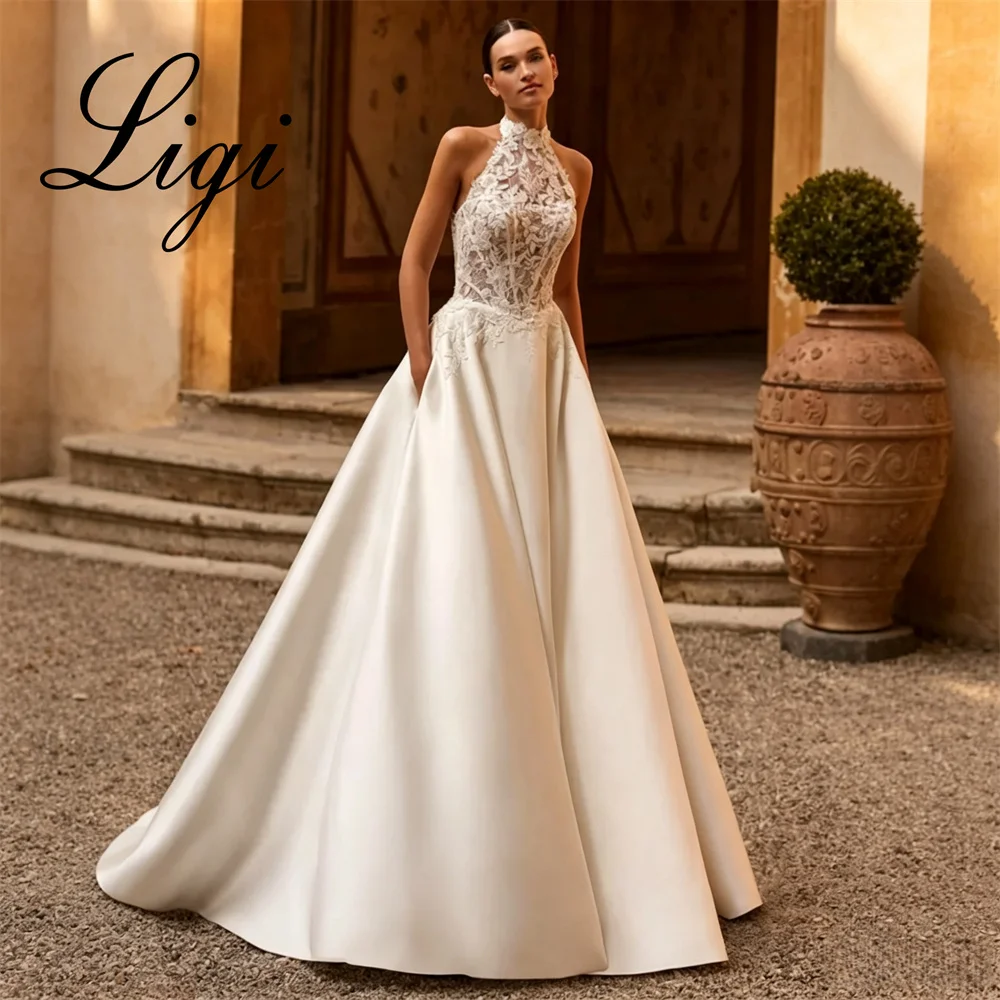 Abito da sposa LIGI elegante in raso avorio senza maniche con scollo all'americana e fiori 3D, personalizzabile, linea ad A, lunghezza a terra, con strascico in pizzo - immagine 2
