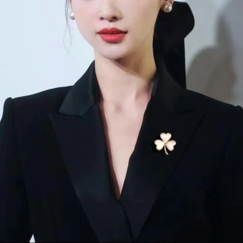 Simple Shell Lucky Grass Leaf Brooch Women's Suit Neckline Versatile Clothing Accessories Fashion Flower Pin Clip Jewelry Buckle