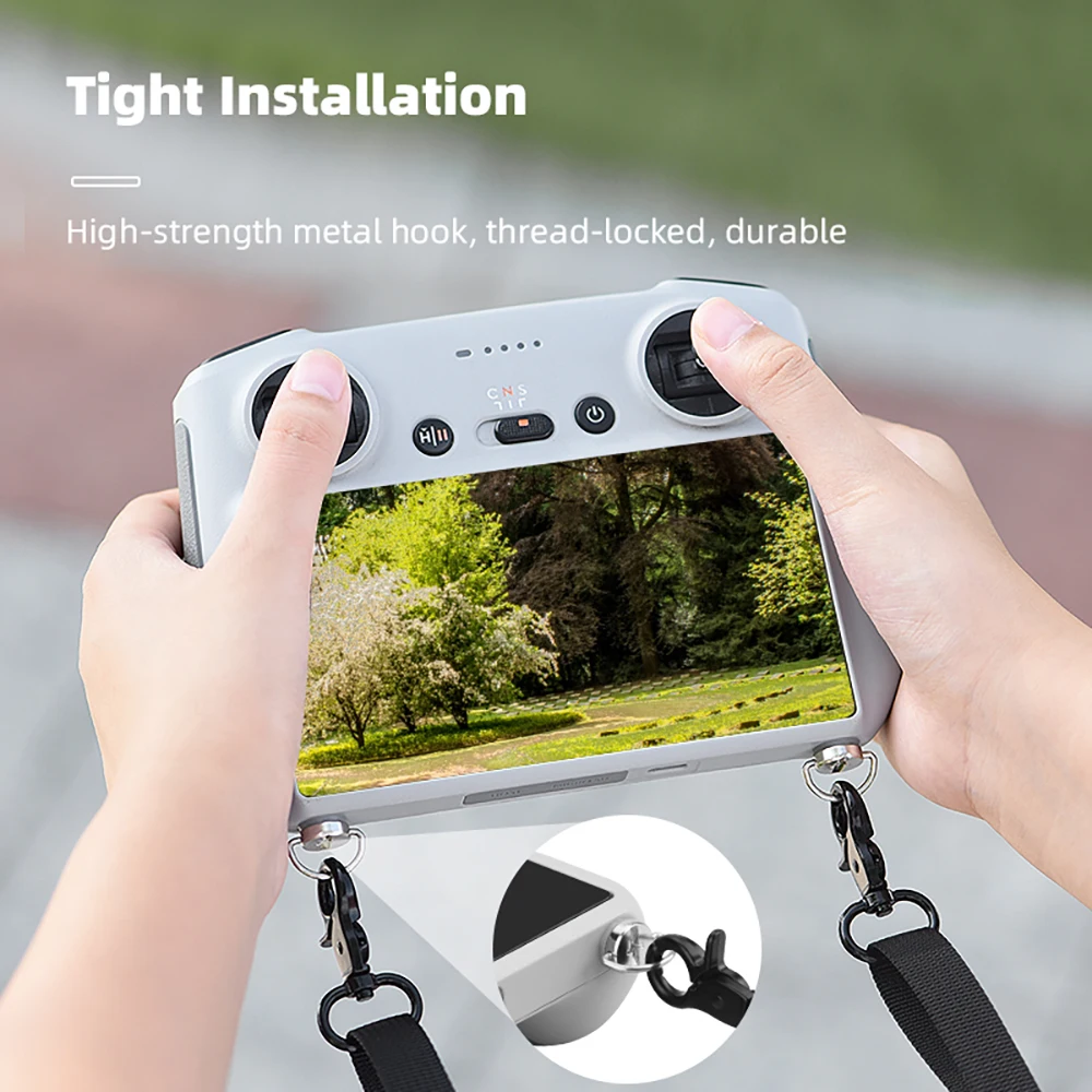 Portée en bandoulière, la lanière BRDRC gris clair pour télécommande DJI RC, sécurité optimale.