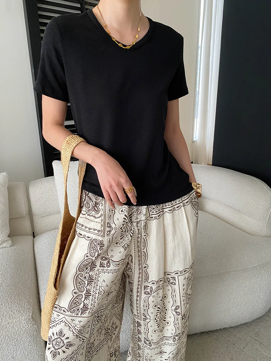 Sommerliches Damen-T-Shirt im lässigen, einfarbigen, vielseitigen Basic-Stil mit schlichtem V-Ausschnitt, schulterbetontem Schnitt und kurzen Ärmeln – Detail 17