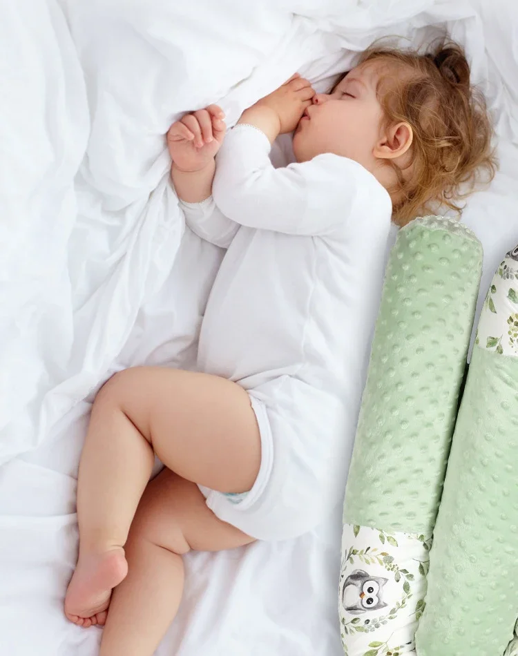contour de lit de bébé couche sur le cote