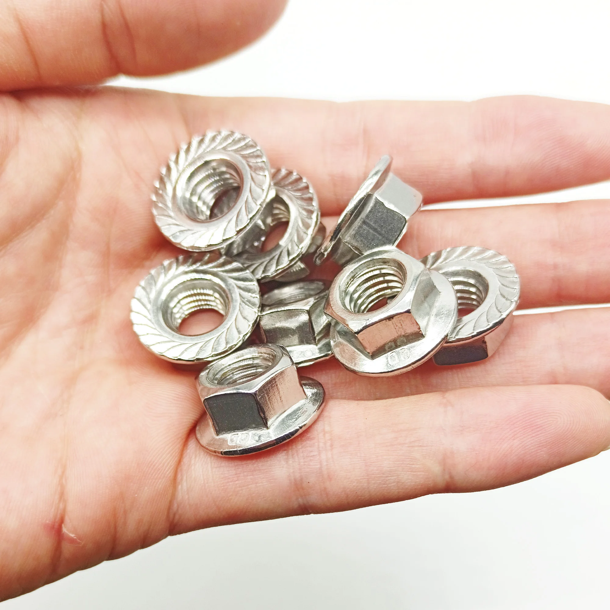 

M3 M4 M5 M6 304 Фланцевая гайка из нержавеющей стали Шестигранная Фланцевая гайка наружная Шестигранная фиксирующая зубчатая Нескользящая