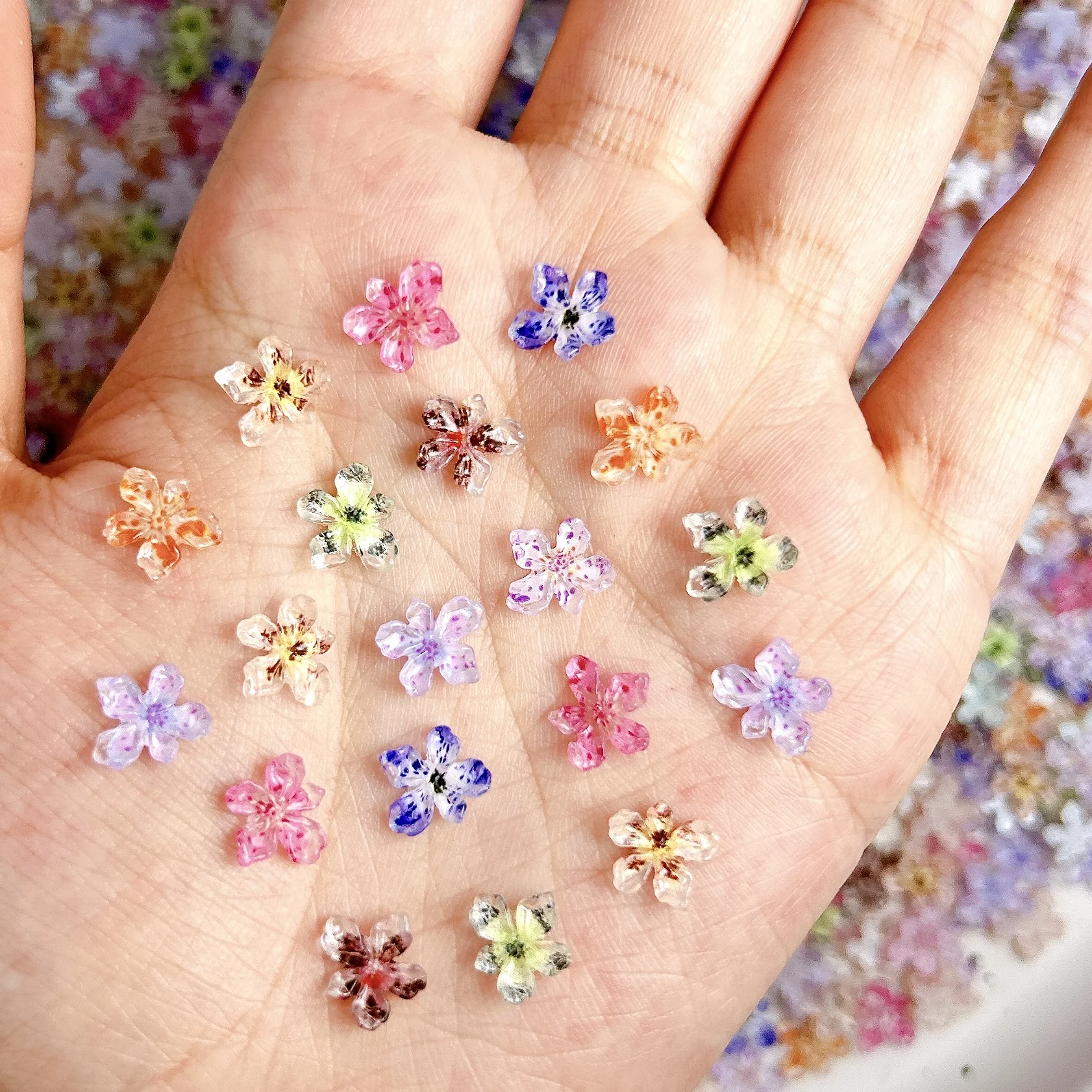 50PCS 크리 에이 티브 불규칙한 컬러 꽃 네일 매력 3D 반투명 독특한 자리 꽃 수지 네일 아트 장식 DIY 매니큐어
