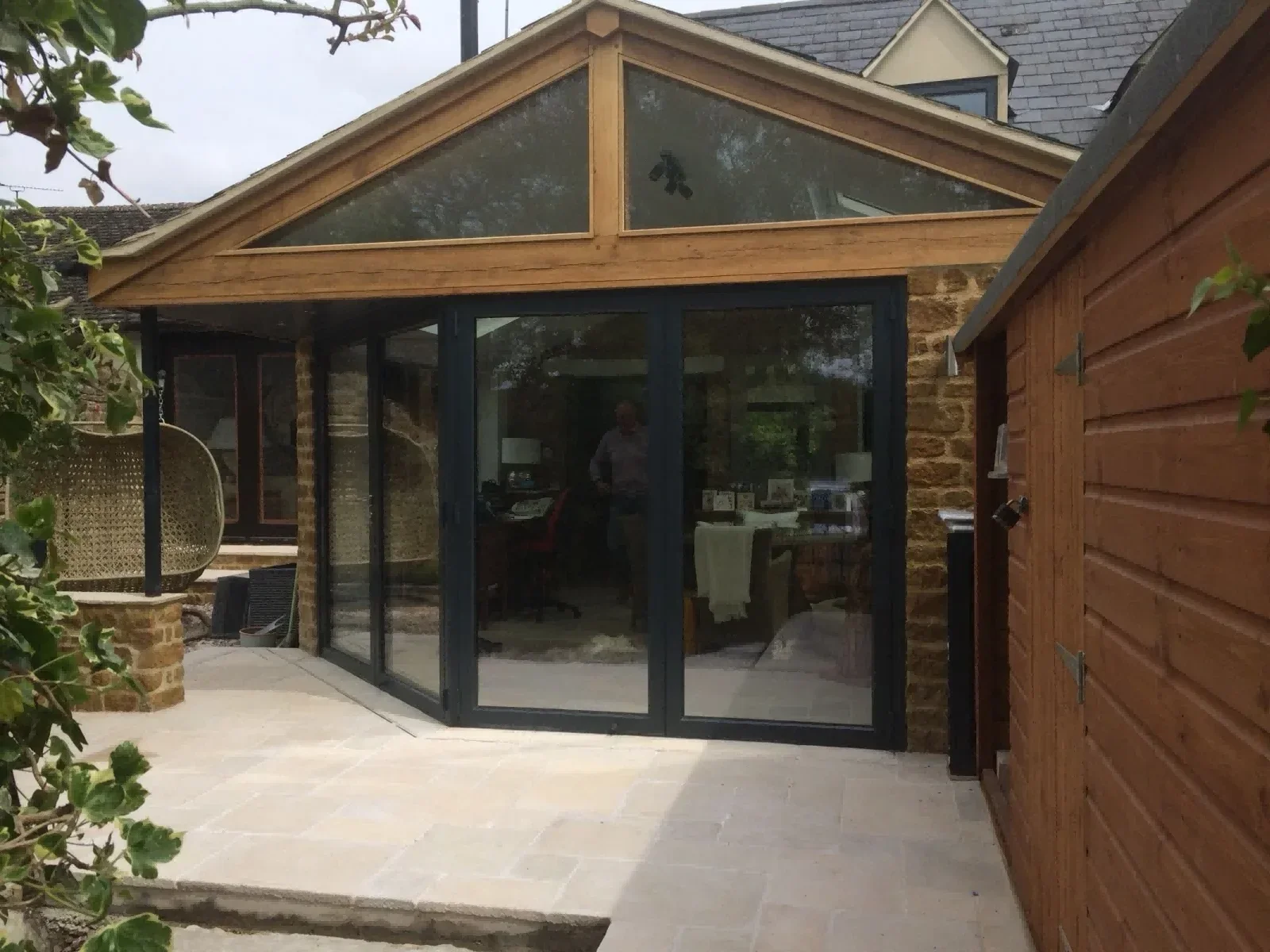Manufacturer Aluminium Alloy Double Panel Low-e Glass Folding Patio Doors Metal Frame Folding Exterior Bifold Doors Home Decor