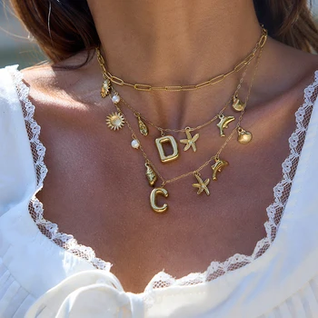 Collana di perle d'acqua dolce con lettera multi-fascino stile oceano Zora Gioielli per ragazza alla moda impermeabili in acciaio inossidabile placcato oro 18 carati 1