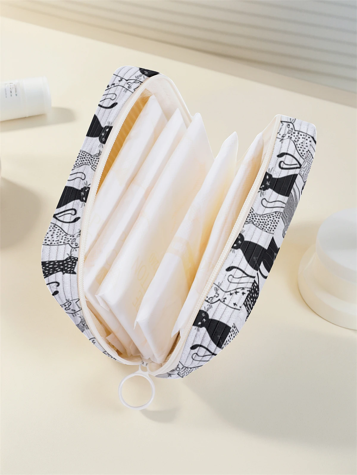 Cartoon cat pattern printed sanitary napkin storage bag, women's lightweight tissue bag, sanitary tissue bag