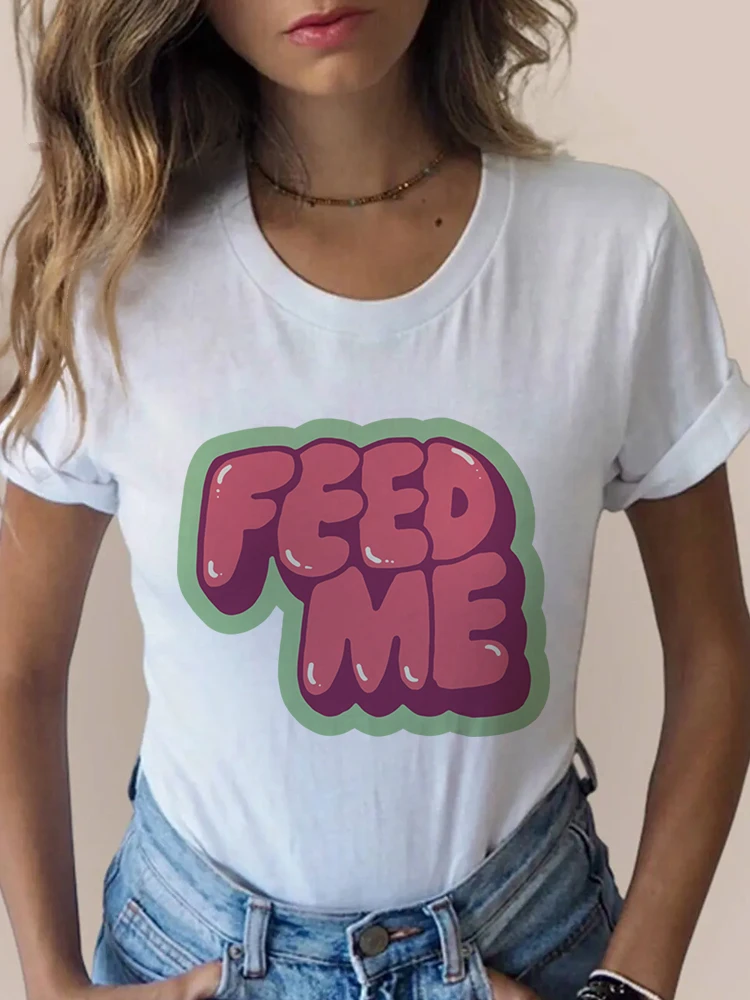 

Женская футболка с мультяшным принтом и надписью «Feed Me»