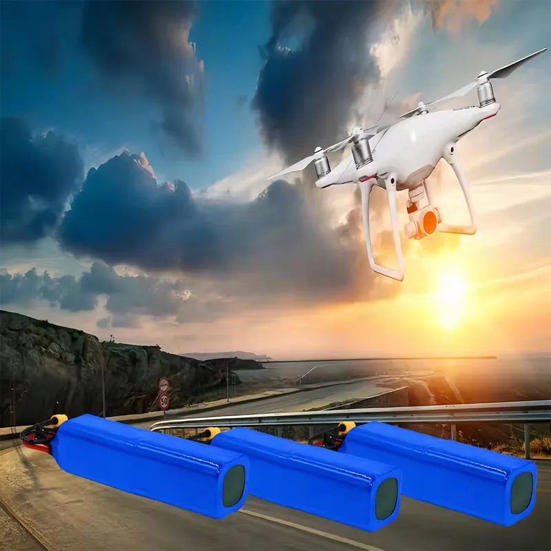 Vue de dessus de la batterie LiPo 14.8V 7Ah montrant les connecteurs XT60 et XH2.54-5P