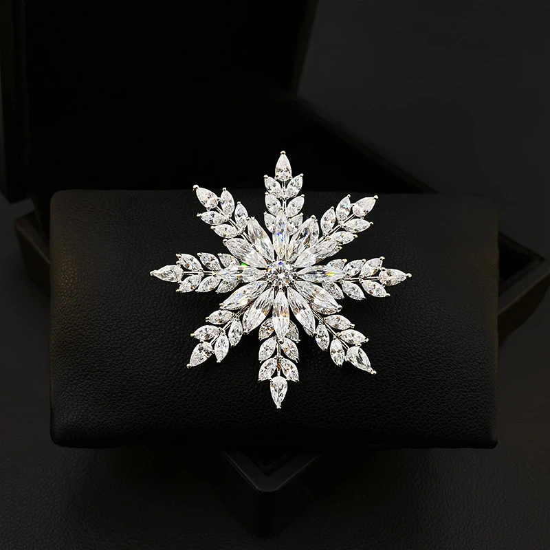 

Luxury Shiny Snowflake Brooch High-End Flower Pin Men and Women Suit Sweater Accessories Fashion All-Match Corsage Jewelry 5597
