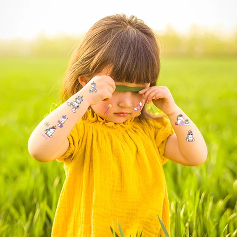 Confezione da 12 adesivi per tatuaggi unicorno cartone animato per bambini adesivi carini e divertenti a lunga durata impermeabili