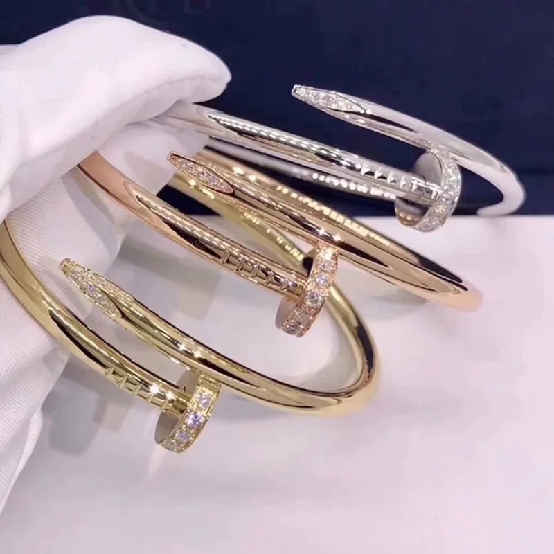 

2024 Fashion Classic Couple Bracelet Free Gift Box
