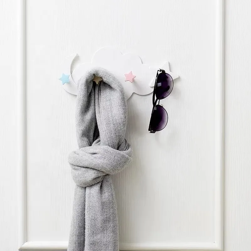 Set di 4 ganci da parete a forma di nuvola Ganci per asciugamani autoadesivi a forma di nuvola per bambini Bianco non perforante Adatto per asciugamani Zaini Cappelli Capispalla Chiavi Vestiti Bagno