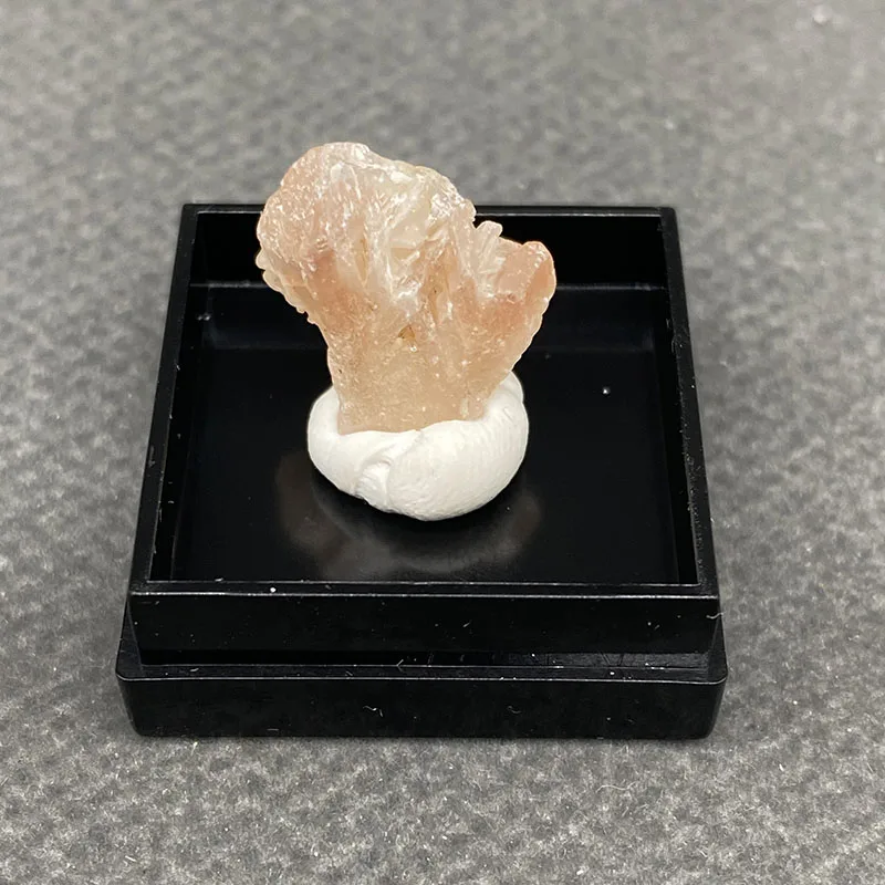 100%  Natural cerusite  Mineral Specimens Stones and Crystals Healing Crystal from China +Box size:27*27*25mm