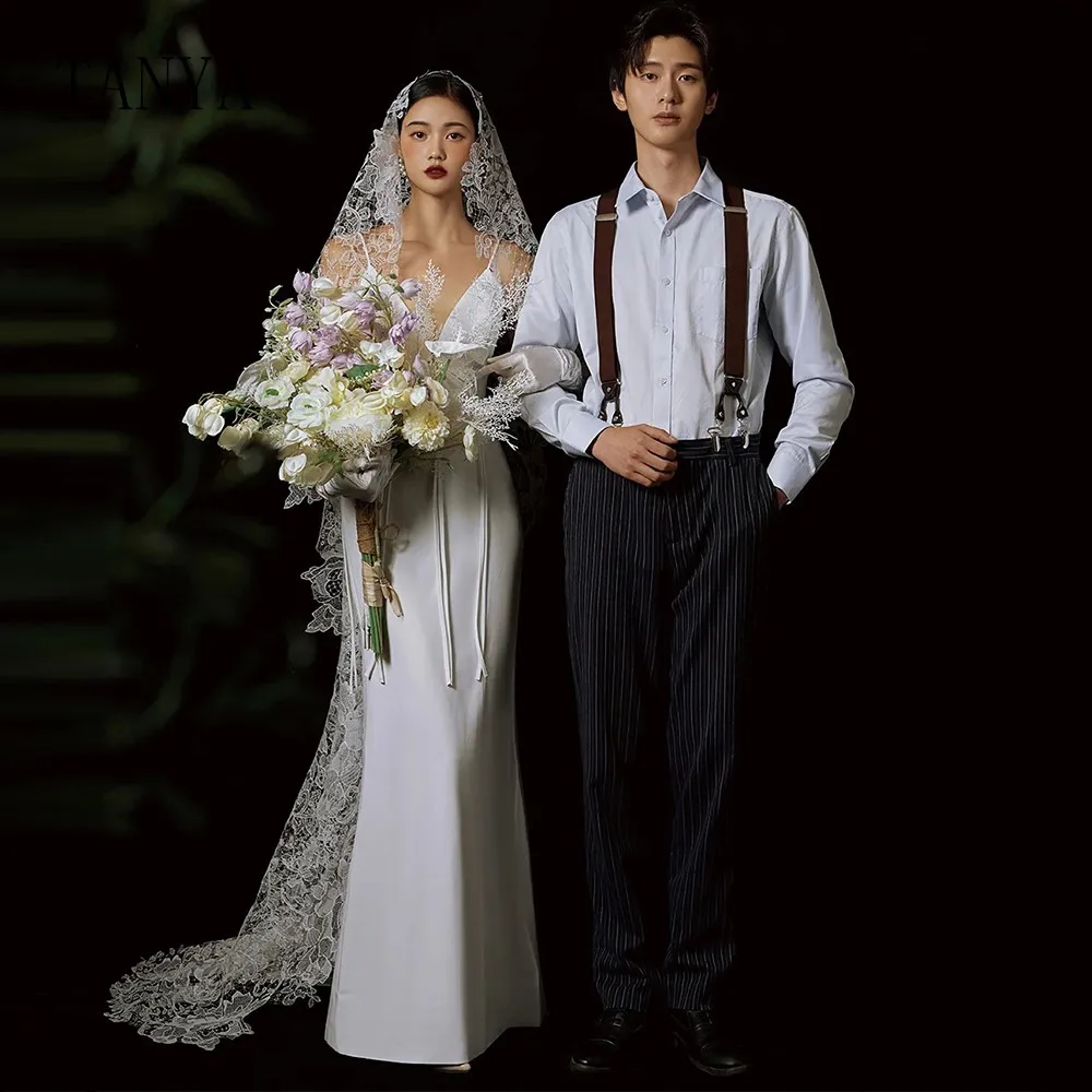 

Мягкое атласное свадебное платье на бретельках без рукавов с V-образным вырезом