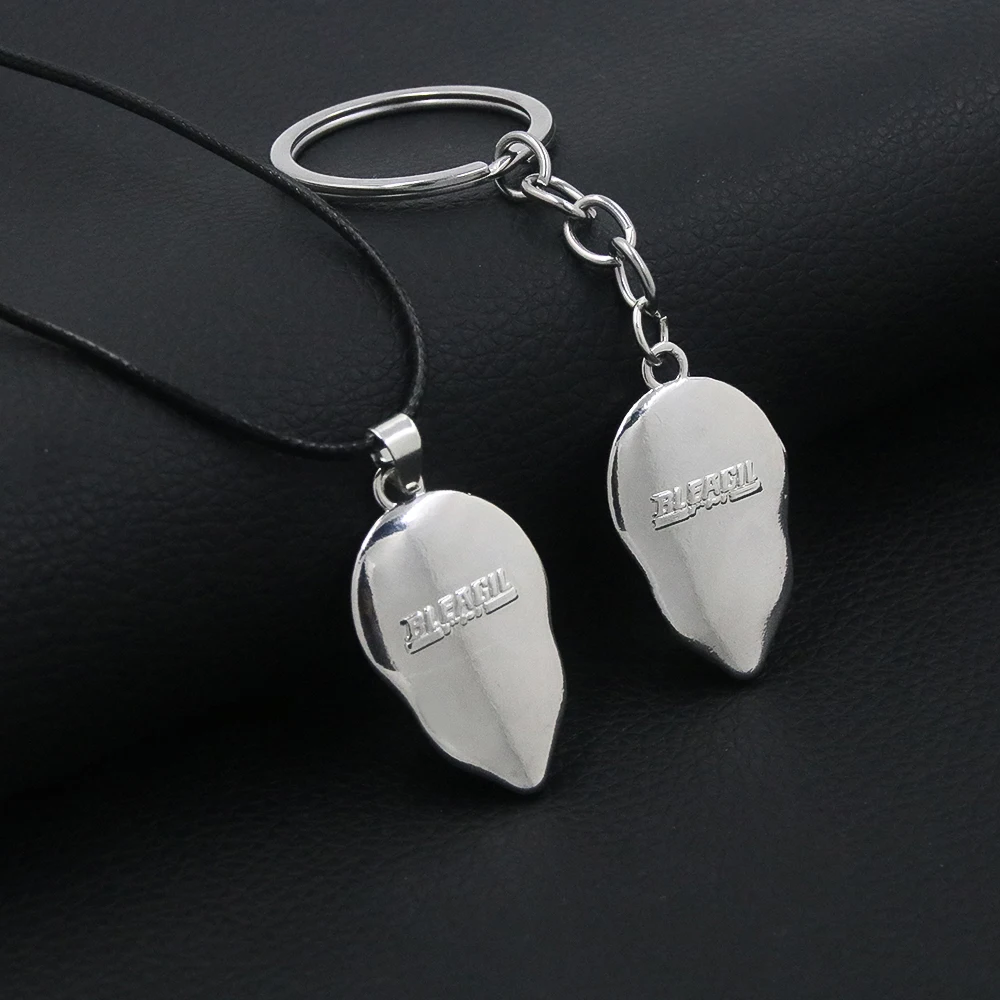 Anime Keychain Anime Bleach Keychain Kurosaki Ichigo Ulquiorra Mask Sword Metal Pandent Keyring for Women Men Car Jewelry Cosplay Prop