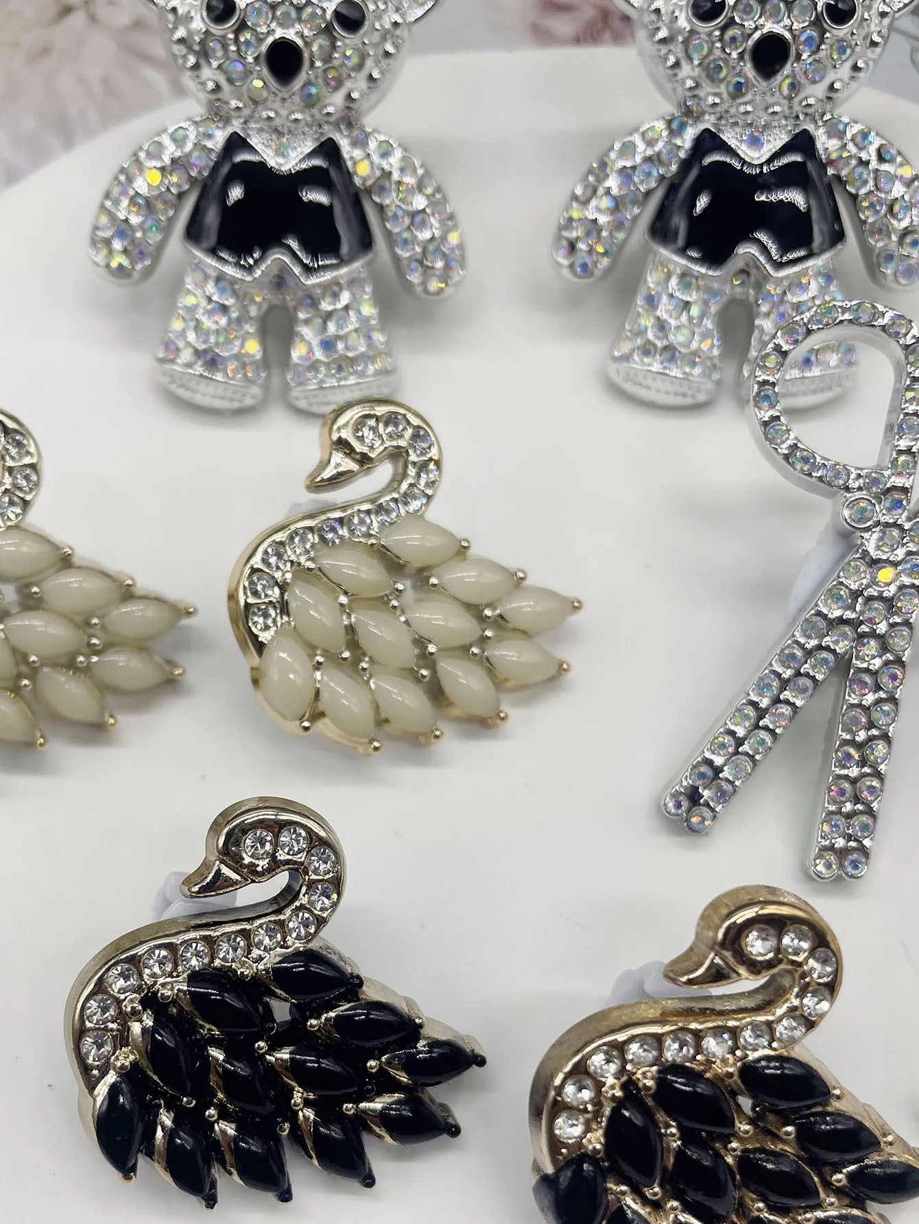 2/4 Stück Bären-Schnürsenkel-Anhänger, Glitzernde Schwanen-Schuhschnallen, Dekorationen, Scheren-Schuhzubehör, DIY Multifunktionale Schuhclips – Detail 5
