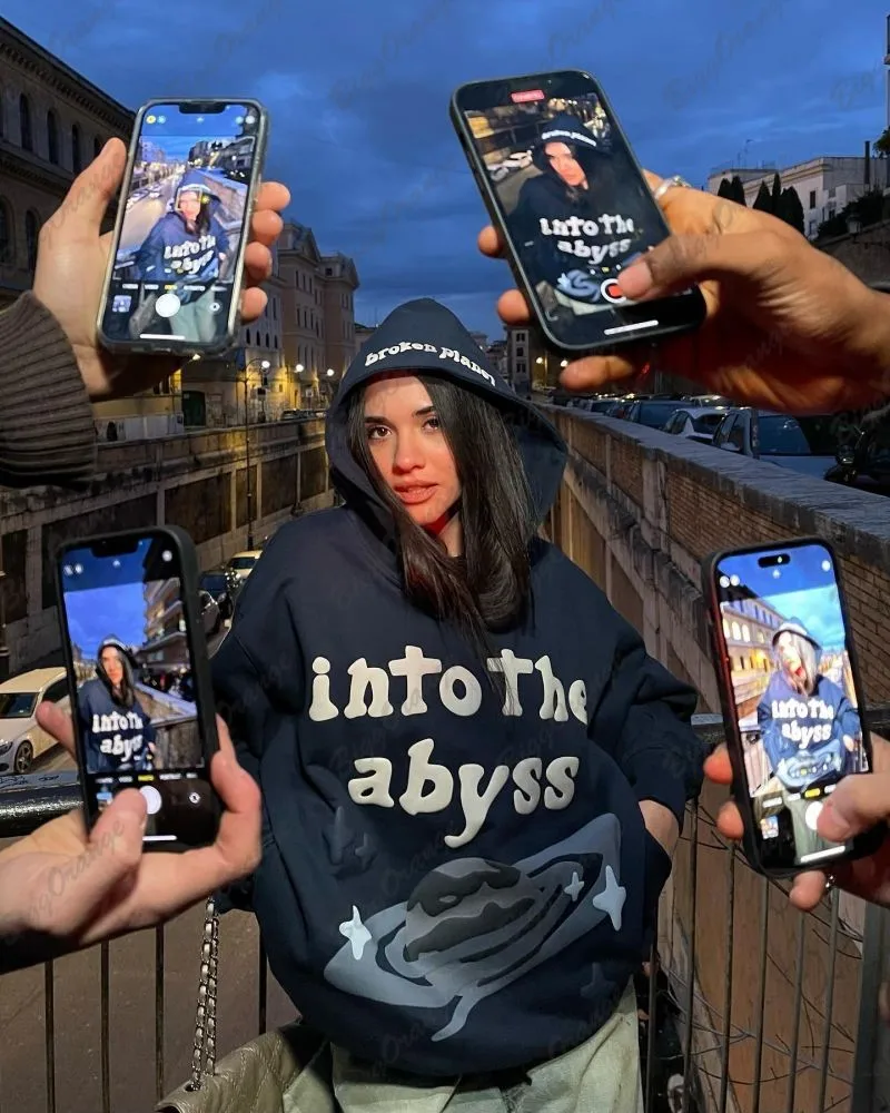 Y2k-Clothes-Fashion-Brand-Vintage-Graffiti-Print-Foam-Lettering-High-Street-American-Casual-Sweatshirt-Couple-Hoodie.jpg FFT服装时尚品牌-嘻哈风卫衣运动衫- 复古涂鸦印花-泡沫刻字-高街美国休闲运动衫情侣帽衫运动衫-街头服饰-嘻哈卫衣