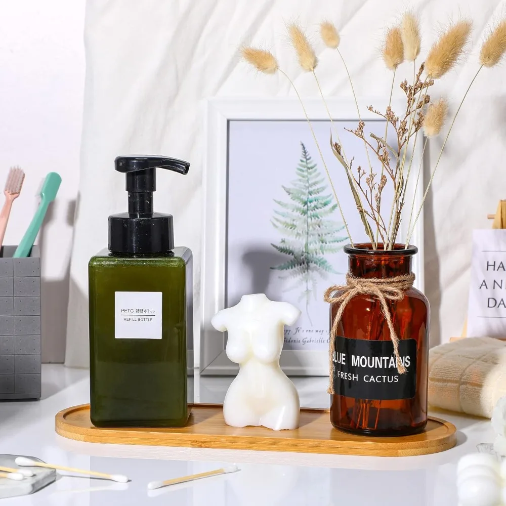 Bamboe opbergblad als decoratief plateau met verzorgingsproducten en vaasje