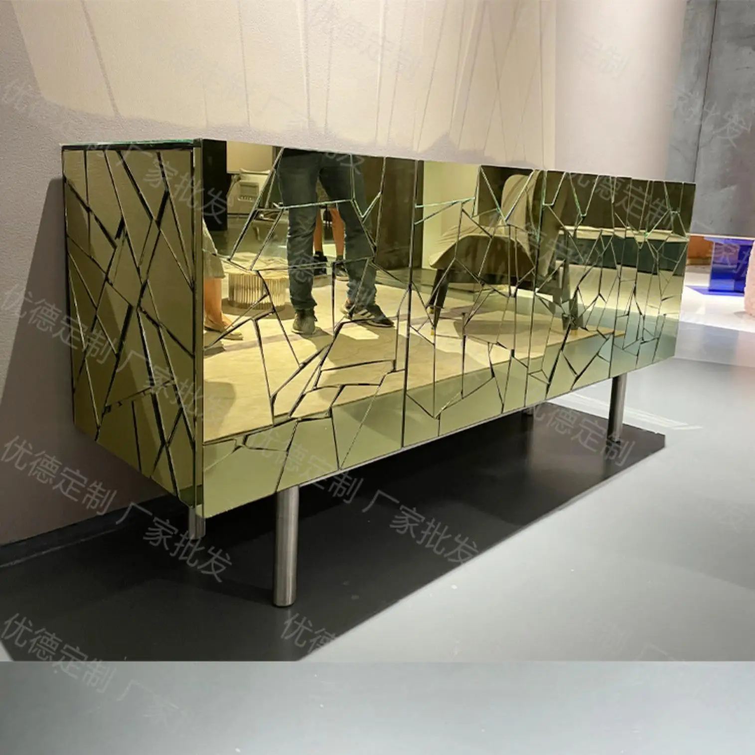 

Villa Light Luxury Glass-faced Dining Room Four-door Sideboard
