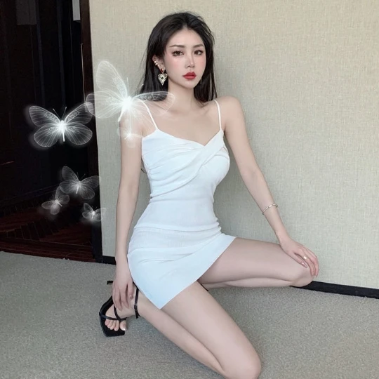 

Женское трикотажное платье с низким вырезом, без рукавов, на бретельках