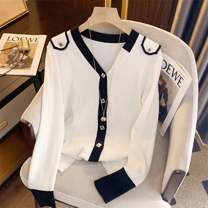 Temperament Women's Top 2023 Autumn and Winter Fashion New Patchwork Button V-neck Long Sleeved Solid Color Casual Sweater