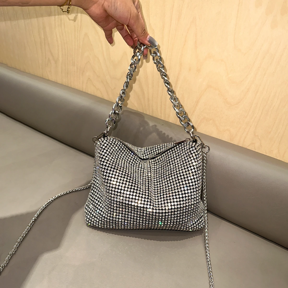 thumbnail image 1 of JIOMAY Bolso de noche de moda 2024 Bolsos de lujo Monedero glamoroso con diamantes de imitación Monederos portátiles para mujeres Bolsos de mano de hombro Monedero dorado, 1 of 4
