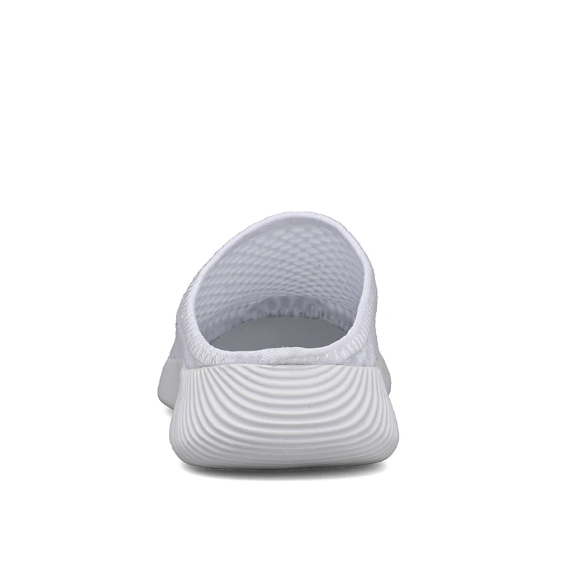 حذاء رياضي بلا أربطة باللون الأسود