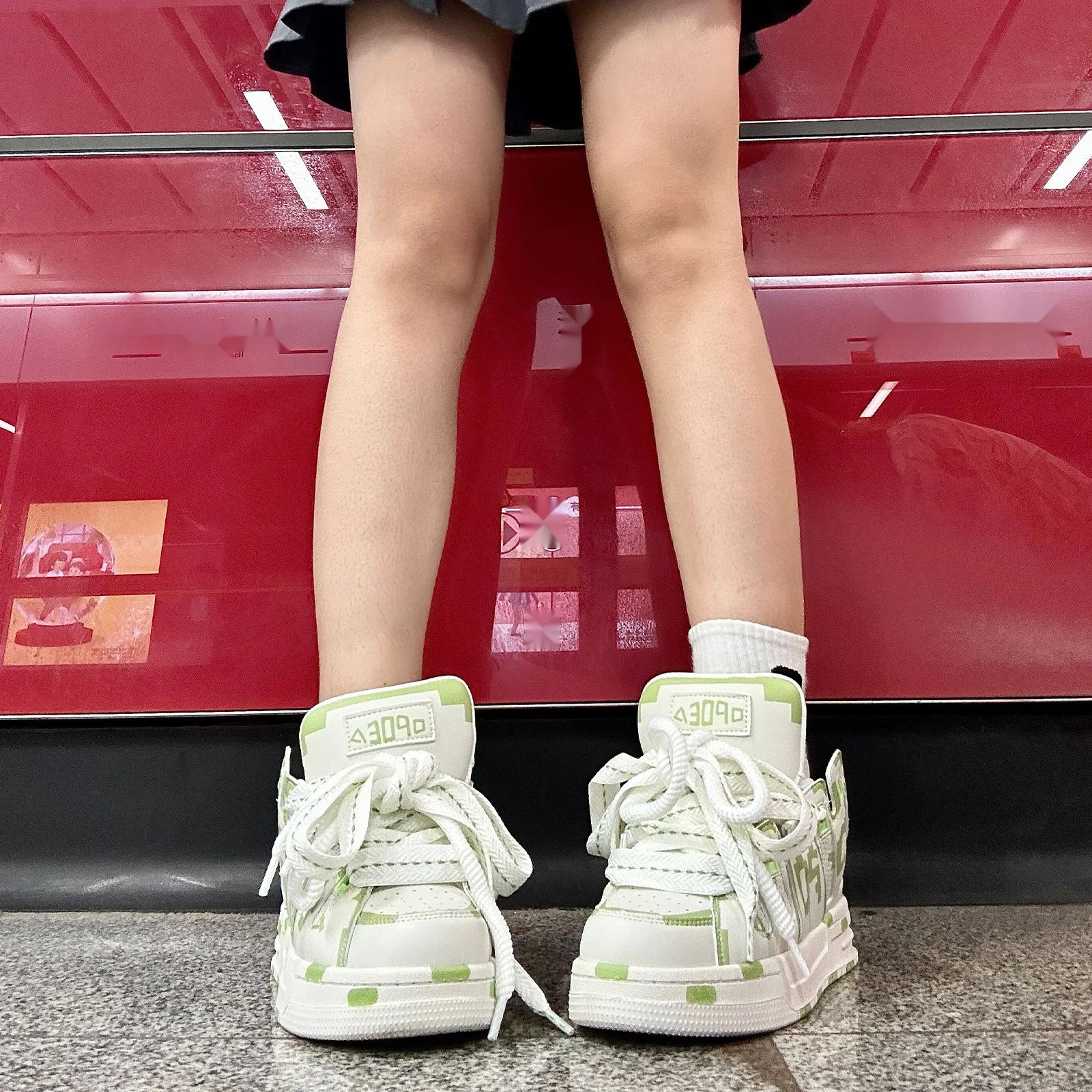 Pantofi sport cu șireturi duble și graffiti pixel, verde deschis, la modă, 2024_voghion.com