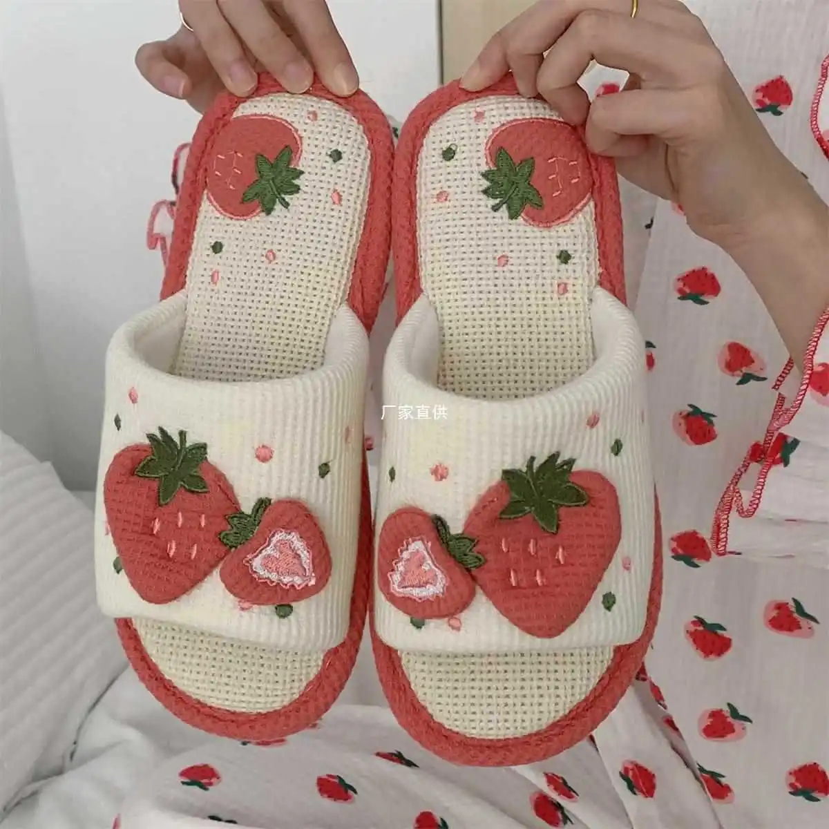 

Cute Strawberry Plush Slippers Autumn House Slides Female Flip Flops Women Slippers Winter Home Warm Furry Linen Slippers Women