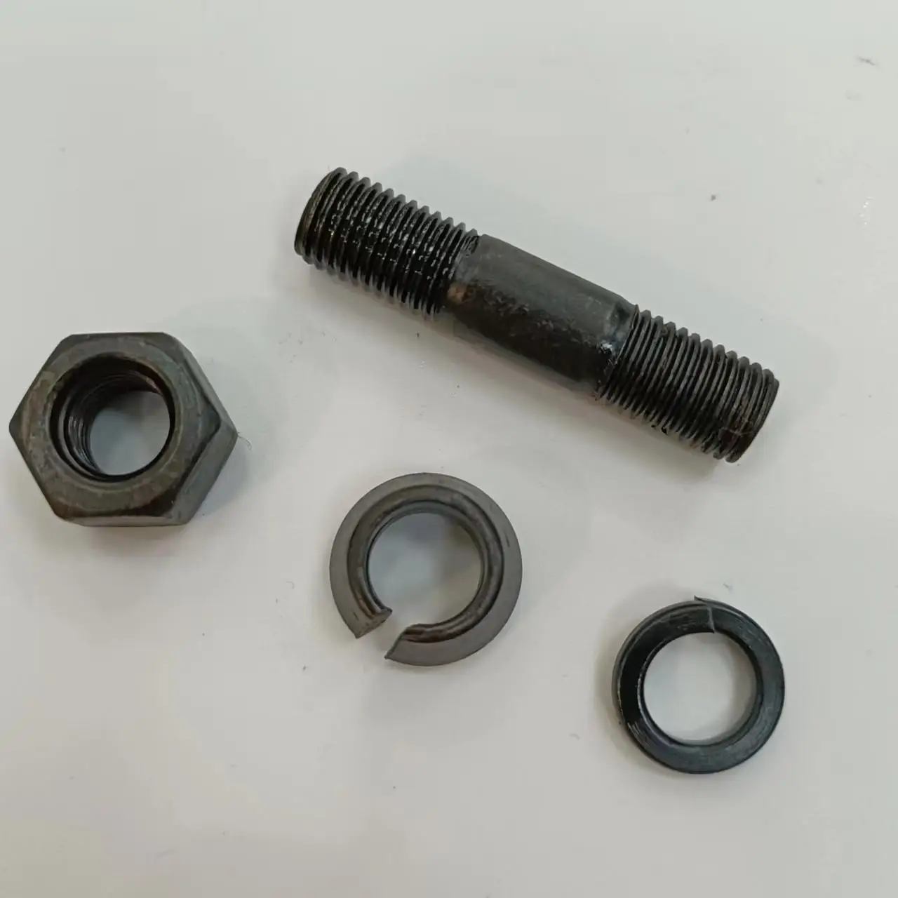 6pcs of One set Front Or Rear Axle Stud Kit For Toyota Land Cruiser 75 80 Series Rear Axle Hub Bolt 90116-08325