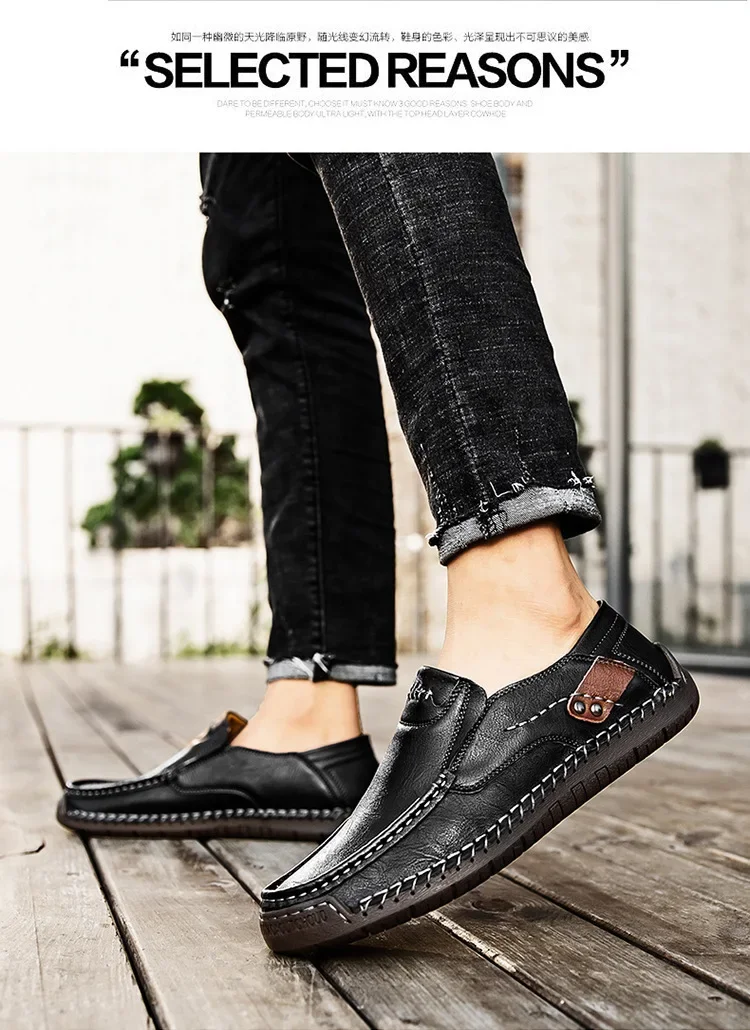 Homem usando o mocassim