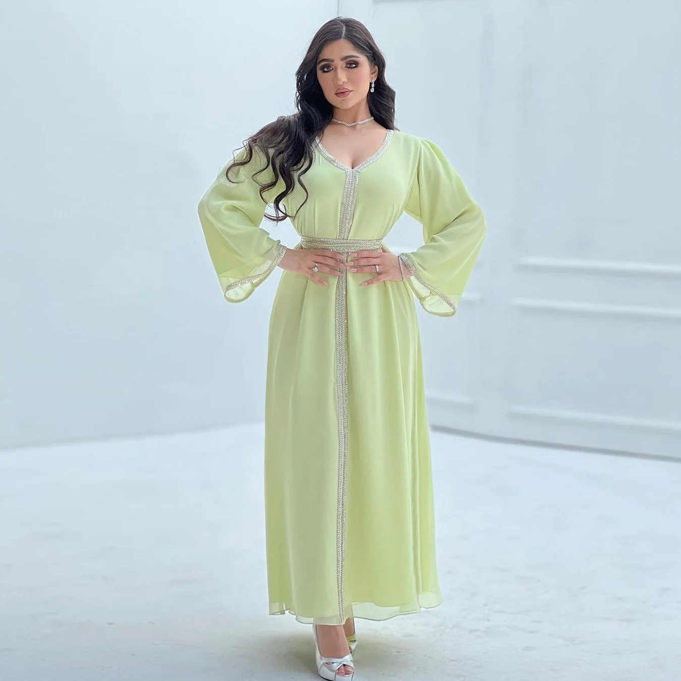 robes-musulmanes-modestes-pour-femmes-vert-clair-mousseline-de-soie-bordure-en-ruban-de-diamants-col-en-v-manches-longues-ceinture-adt-arabe-dubai-caftan-marocain-eid