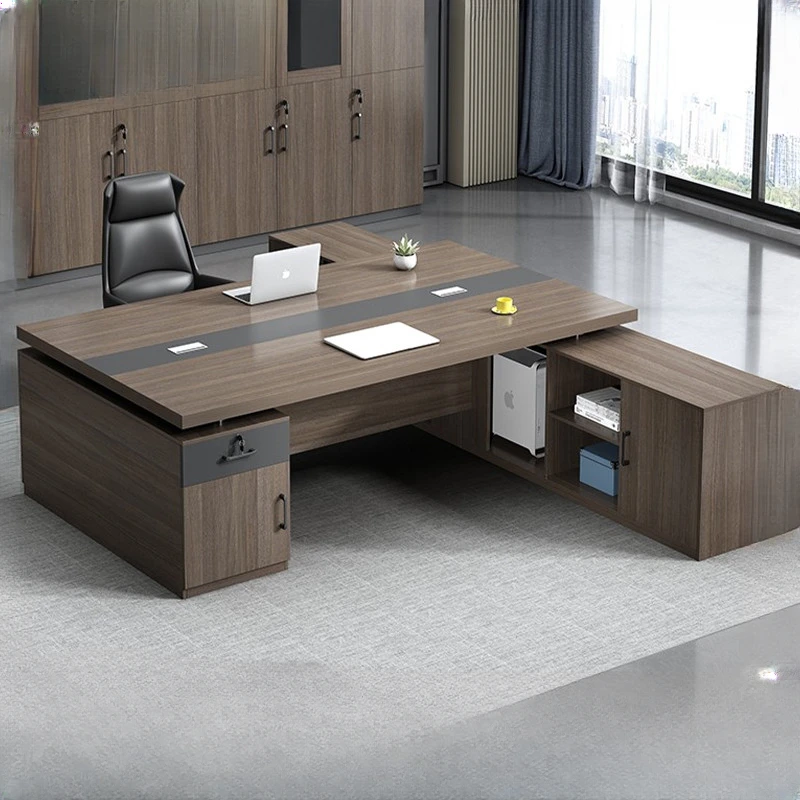 The desk and chair in charge of the office are simple and modern, and the desk for two people is opposite to the boss