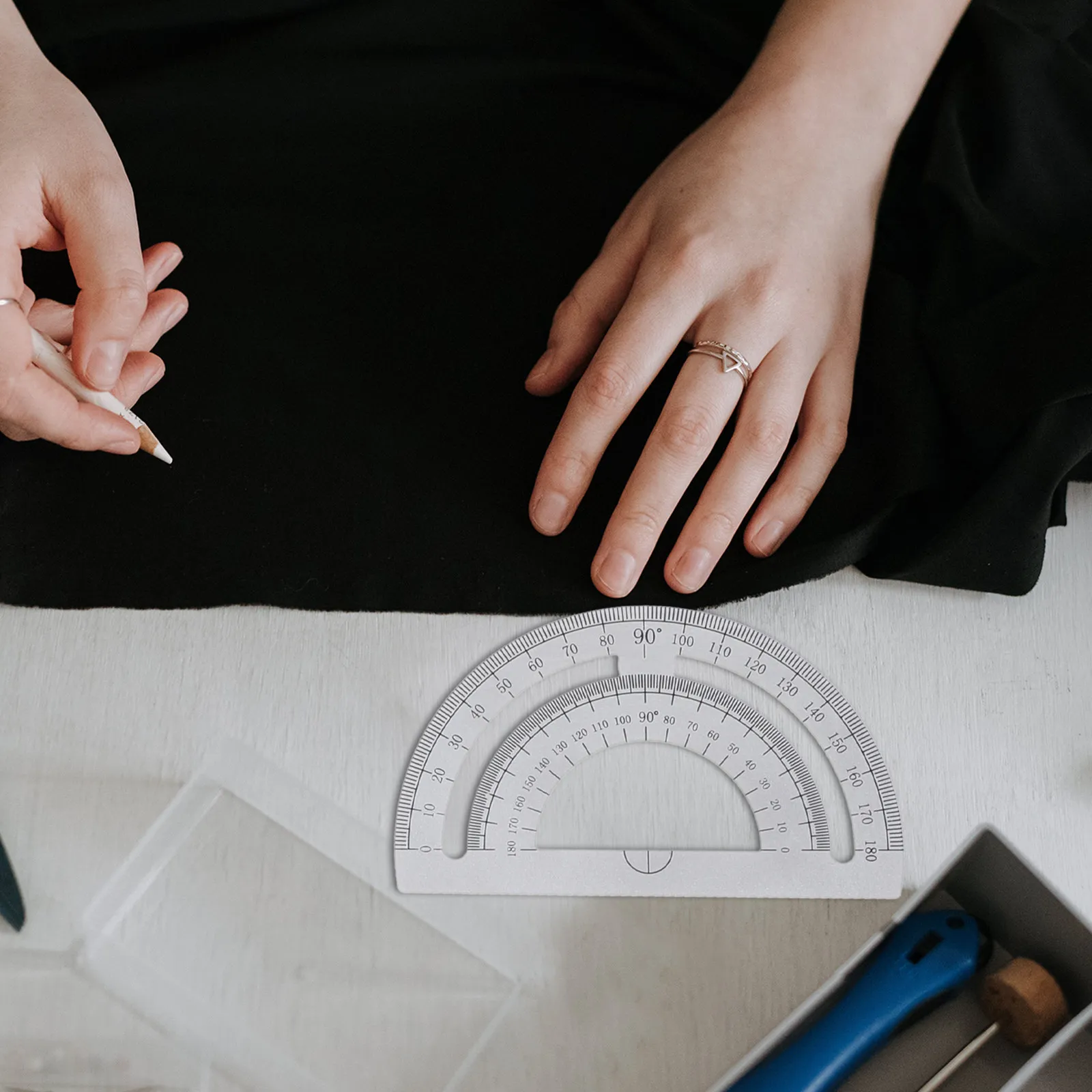 1세트 금속 자 세트에는 학생, 예술가, 엔지니어를 위한 자, 각도기, 삼각판이 포함되어 있으며, 컴팩트한 학교용 드로잉 도구입니다.