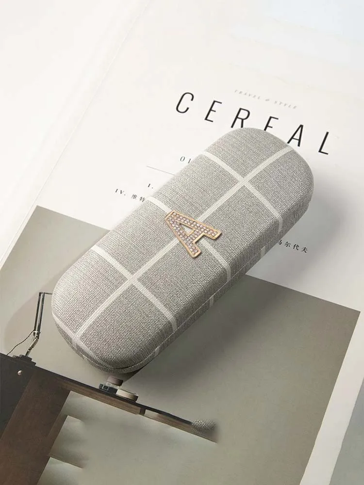 

Индивидуальный легкий контейнер для хранения очков с защитой от давления, персонализированный художественный декор для букв с именем клиента