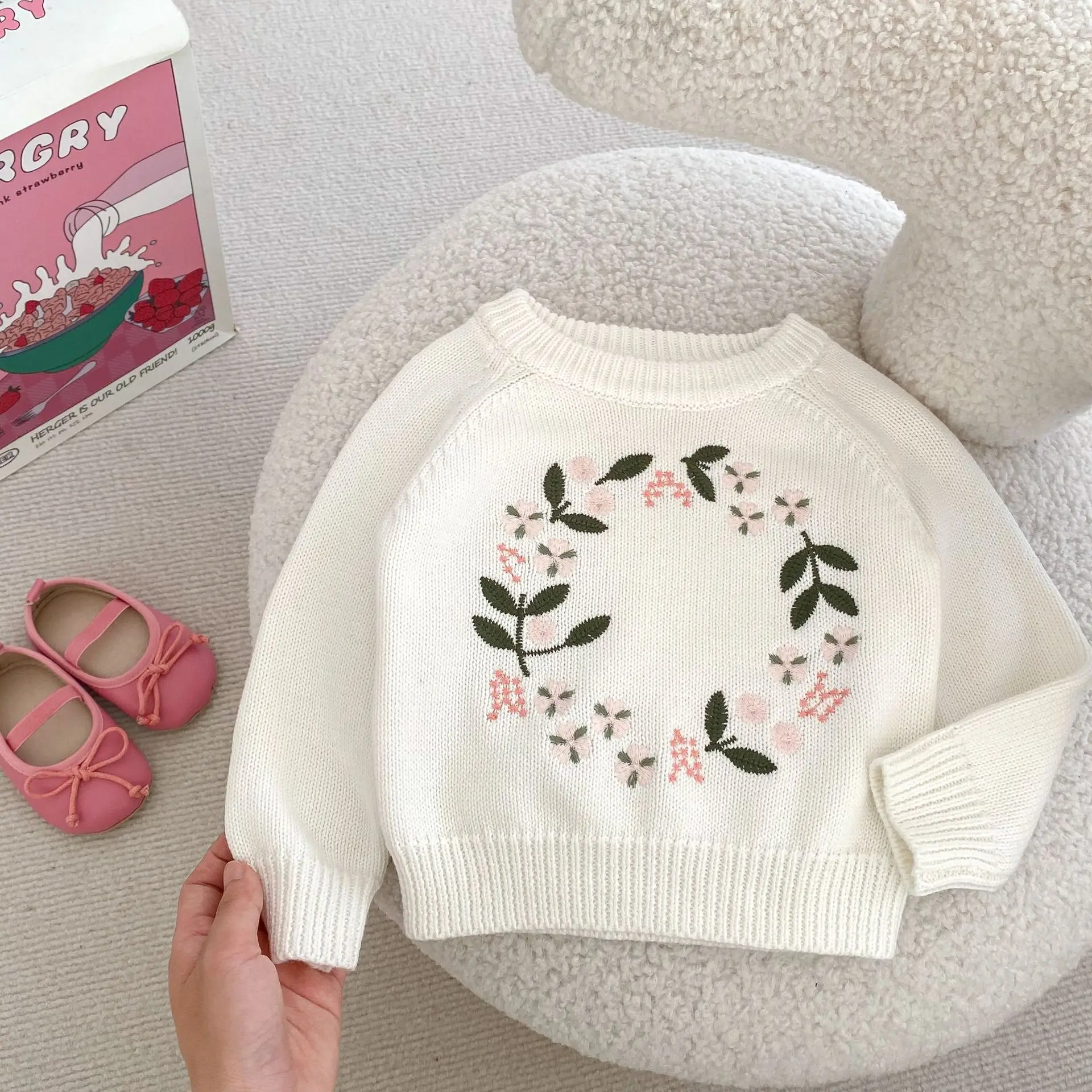 

Детская одежда, свитер для девочек, Новинка осени 2023, вязаный пуловер с круглым вырезом и цветочной вышивкой, однотонный теплый простой стиль, милый белый