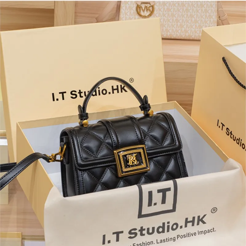 حقيبة كتف نسائية بتصميم متقاطع على الجسم، تتميز بش...