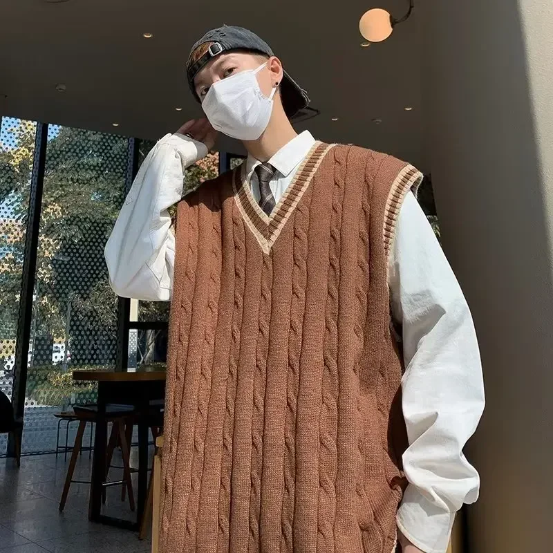 メンズウェア EMBLEM V-NECK KNIT VEST - BROWN メンズウェア EMBLEM V-NECK KNIT VEST - BROWN EMBLEM V-NECK