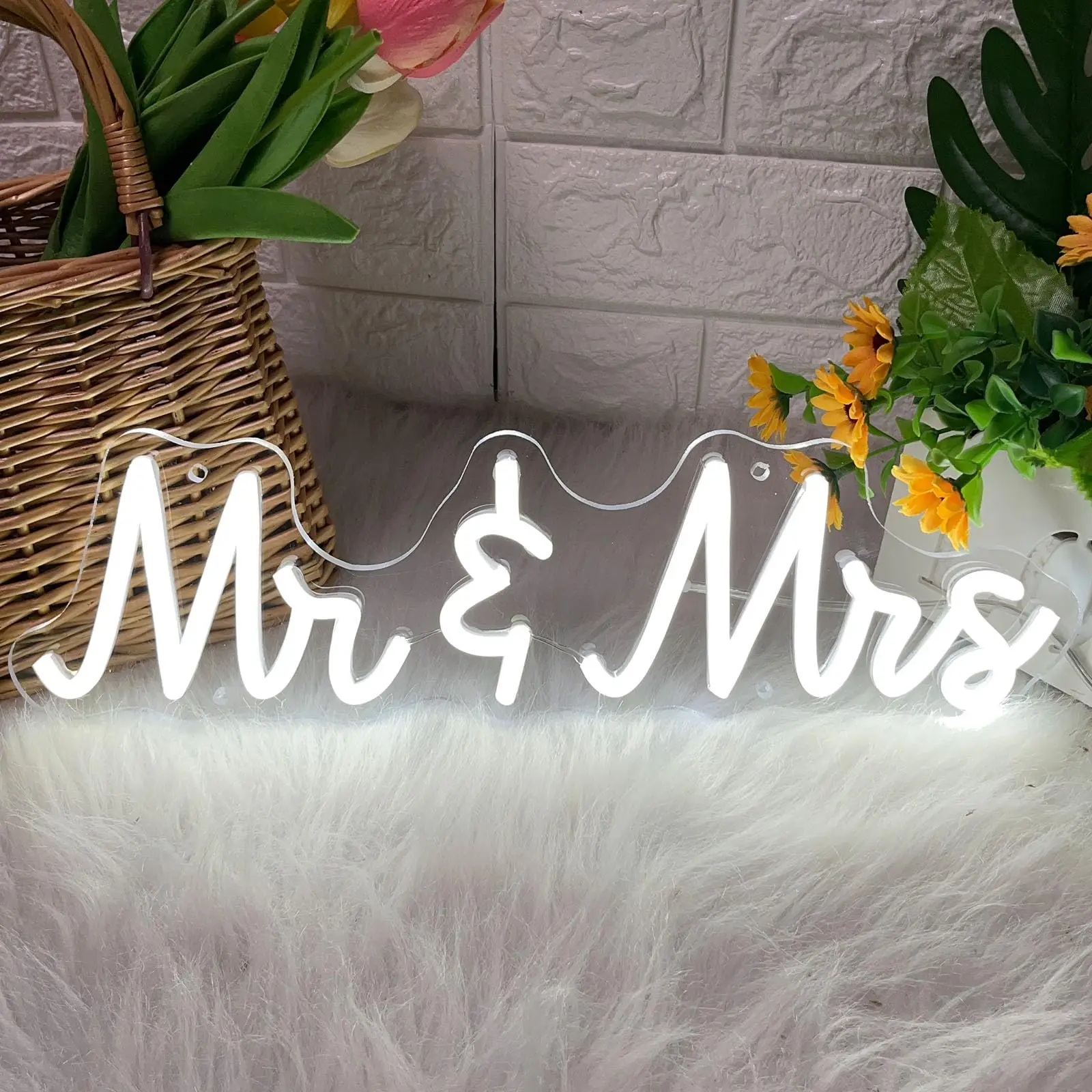 

Mr & Mrs Neon Sign for Home Wedding Party Decor USB Dimmable LED Light Sign Bedroom Walls Valentine's Day Decor Gifts for Her