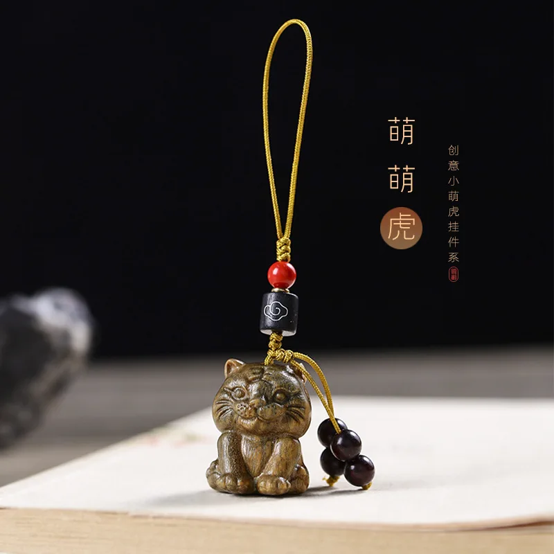 

Подвеска из сандалового дерева с изображением маленького тигра