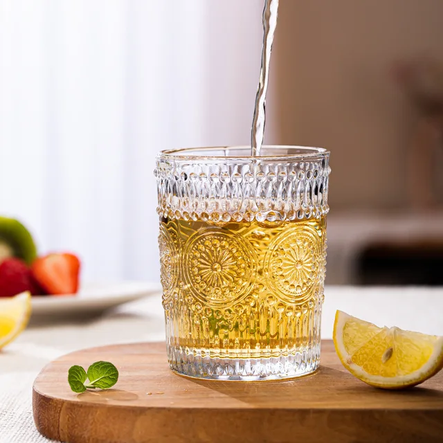 300ml/350ml Bicchieri da bere eleganti Modello di girasole Tazza di vetro in rilievo Bevanda trasparente Tazze per bevande fredde Tazze di birra al whisky 3