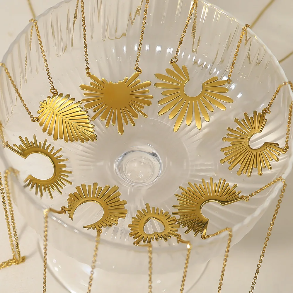

Minimalist Fashion Sunflower 18K Titanium Steel Women's Necklace Hot Sale Gold Plated Stainless Steel Pendants Charms Necklace