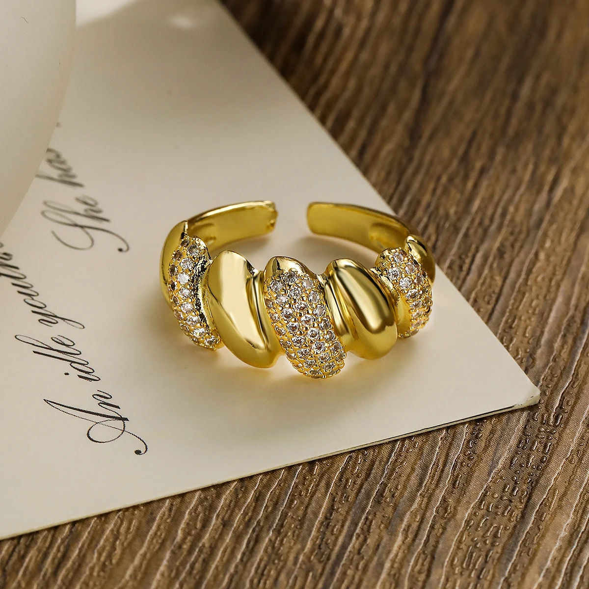 Sublimes bagues ajustables, design italien en acier couleur Or et serties de plusieurs diamants synthétiques 2