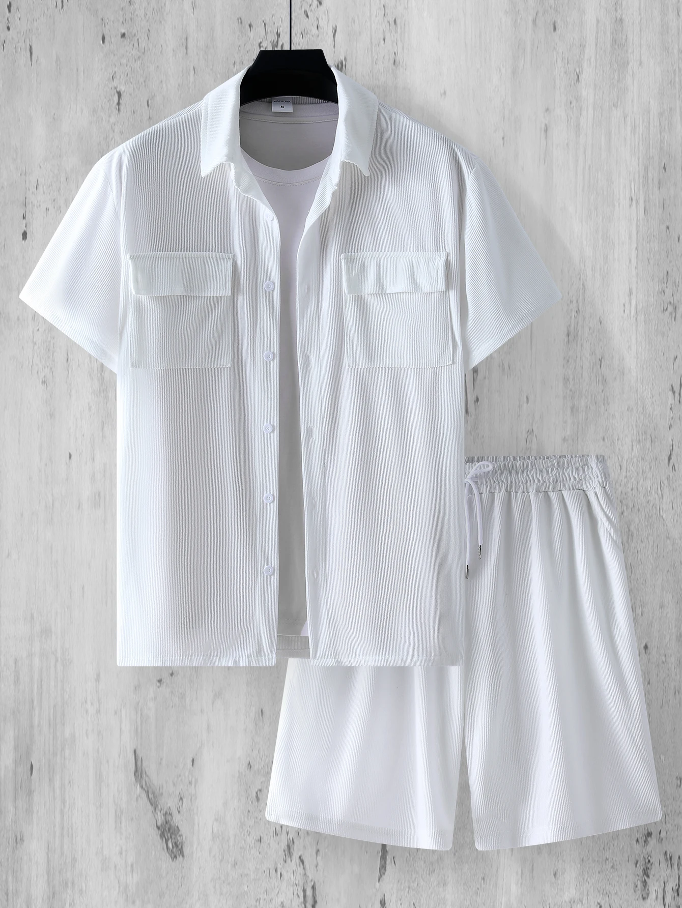 ملابس صيفية للشارع لعام 2025 مكونة من قطعتين قميص قصير بلون سادة طقم شورت قصير للرجال طقم عصري وثابت بأكمام قصيرة