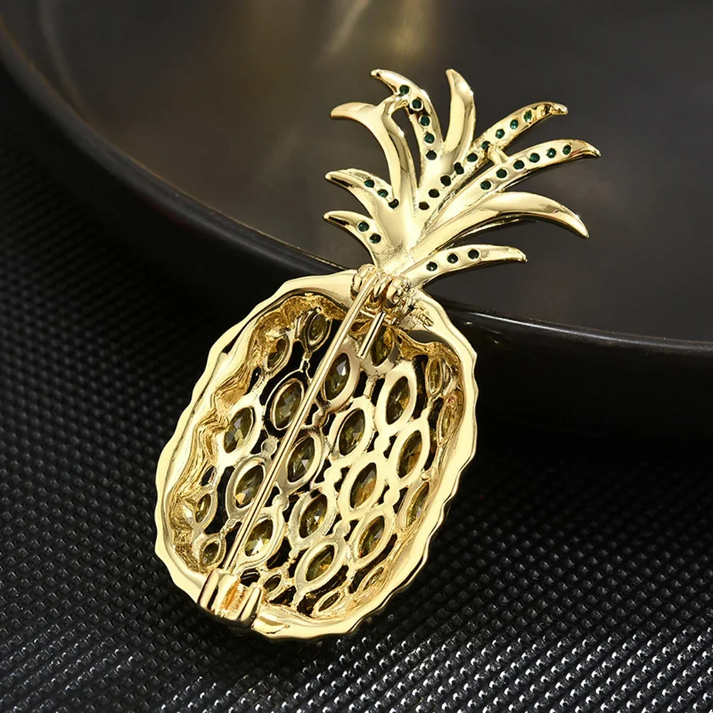 2024 New Cute Crystal Pineapple Brooch for Women Men Rhinestone Inlaid Fruit Collar Pin Jewelry Accessories Women’s Gift