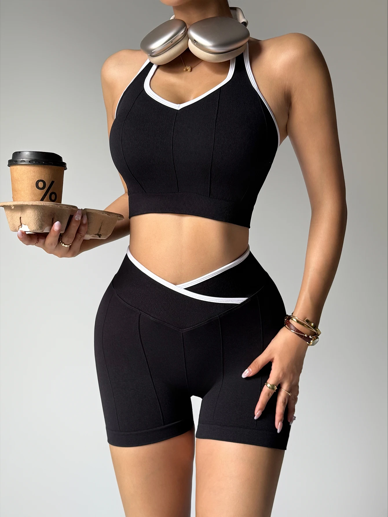 Ensemble d'exercices de gymnastique pour femmes, 2 pièces, combinaison de Yoga, Patchwork noir et blanc, haut à licou à la mode, short respirant taille haute
