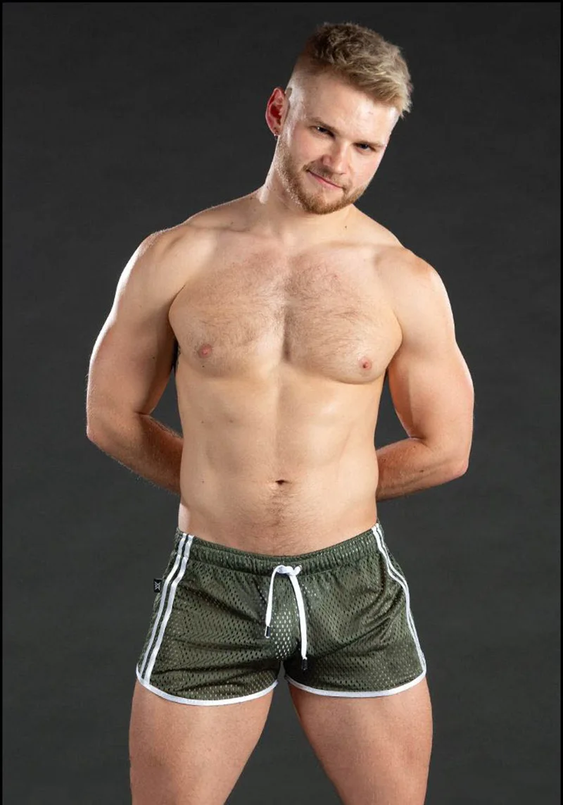 2025 new muscular fitness men's beach pants sports fitness casual quick dry hole breathable thin three-quarter pants men's sport