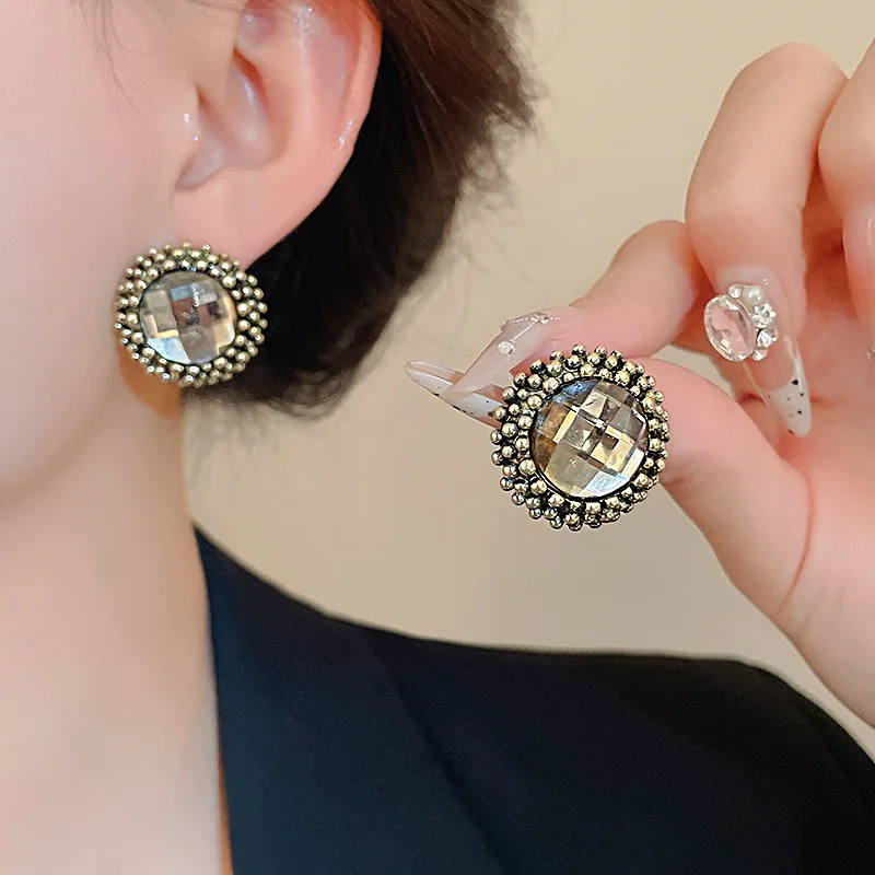 Earring Vintage Bronze Rhinestone Stud Simple Fashion Round Flower Earrings Women Wedding Jewelry Personality Gifts